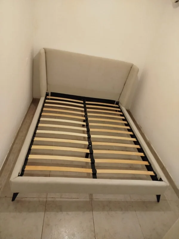 דגם מאיה מיטה זוגית שמנת בזול רגליים גבוהות