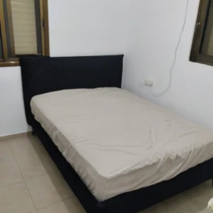 מיטה זוגית צבע שחור רגליים גבוהות ללא ארגז מצעים - ולנסיה