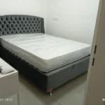 מיטה זוגית עם ארגז מצעים רגליים גבוהות צבע אפור כהה - פריז