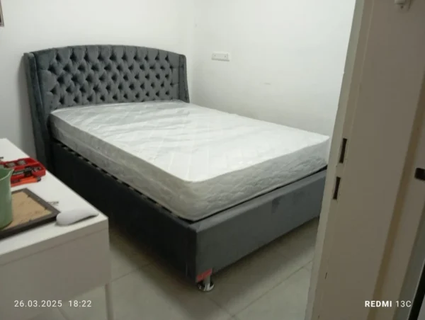 מיטה זוגית עם ארגז מצעים רגליים גבוהות צבע אפור כהה - פריז