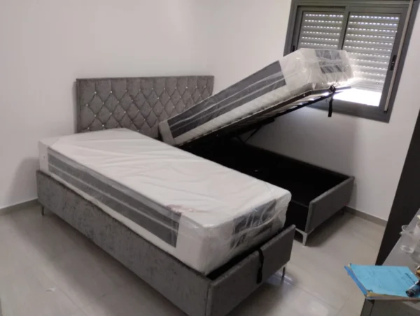 מיטה יהודית עם ארגז מצעים רגליים גבוהות צבע אפור כהה