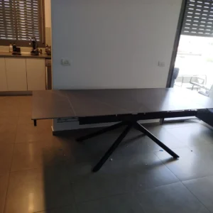 פינת אוכל קרמית צבע בטון