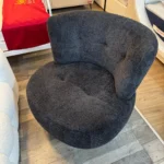 כורסא מסתובבת מעוצבת בד בוקלה צבע שחור