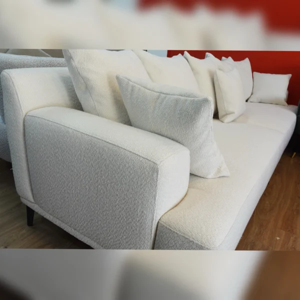 ספה מפנקת AMORE צבע שמנת רגליים גבוהות (4)