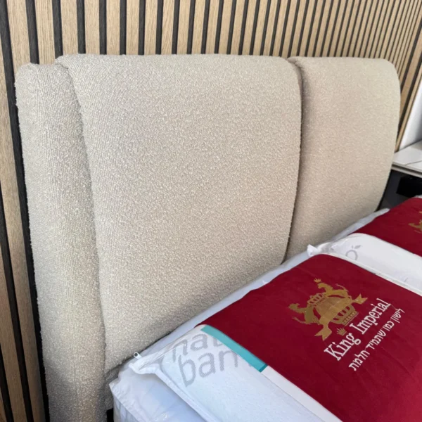 מיטה וחצי עם ארגז מצעים רגליים גבוהות צבע שמנת בד בוקלה - זוהר