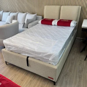 מיטה וחצי עם ארגז מצעים רגליים גבוהות צבע שמנת בד בוקלה - זוהר