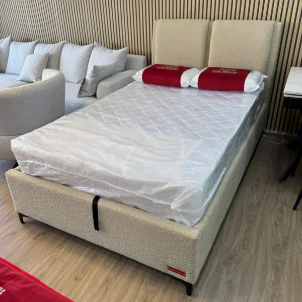 מיטה וחצי עם ארגז מצעים רגליים גבוהות צבע שמנת בד בוקלה - זוהר