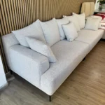 ספה מעוצבת מפנקת כריות נוצות רגליים גבוהות צבע אפור - אמורה