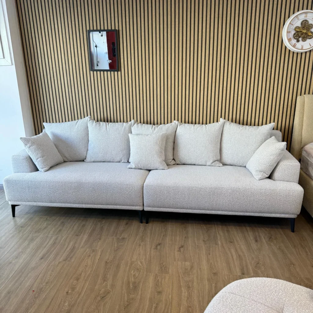 ספה מעוצבת מפנקת כריות נוצות רגליים גבוהות צבע אפור - אמורה