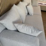 ספה מעוצבת מפנקת כריות נוצות רגליים גבוהות צבע אפור - אמורה