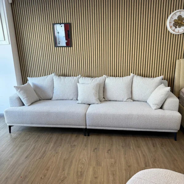 ספה מעוצבת מפנקת כריות נוצות רגליים גבוהות צבע אפור - אמורה