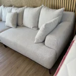 ספה מעוצבת מפנקת כריות נוצות רגליים גבוהות צבע אפור - אמורה