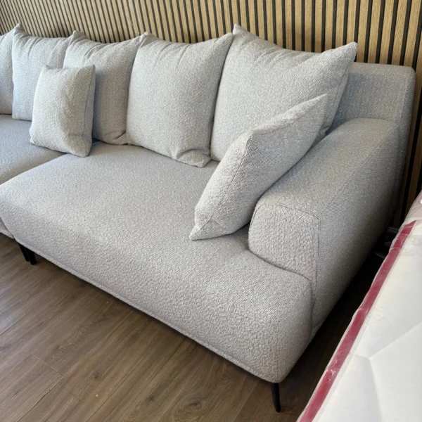 ספה מעוצבת מפנקת כריות נוצות רגליים גבוהות צבע אפור - אמורה