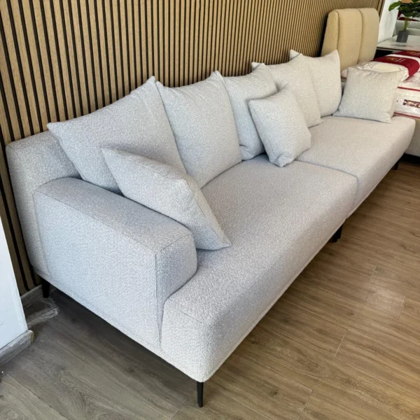 ספה מעוצבת מפנקת כריות נוצות רגליים גבוהות צבע אפור - אמורה