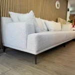 ספה מעוצבת מפנקת כריות נוצות רגליים גבוהות צבע אפור - אמורה