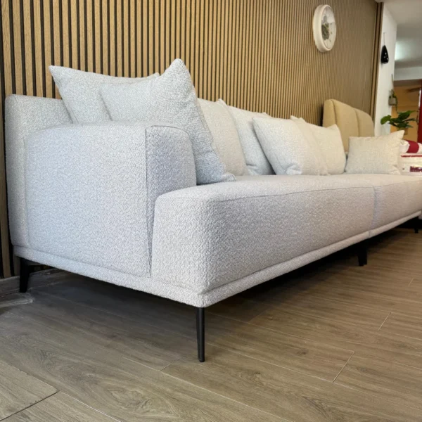 ספה מעוצבת מפנקת כריות נוצות רגליים גבוהות צבע אפור - אמורה