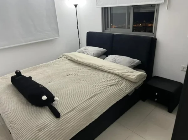 מיטה זוגית עם ארגז מצעים גדול רגליים גבוהות צבע שחור - זוהר