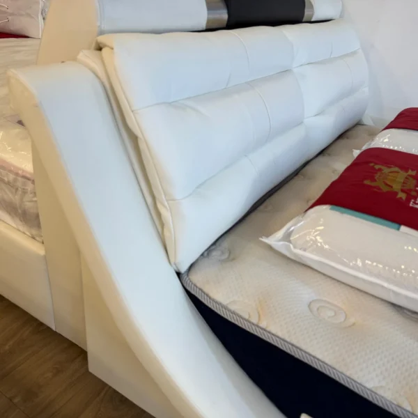 מיטה זוגית דמוי עור לבן רגליים גבוהות - פאלמה