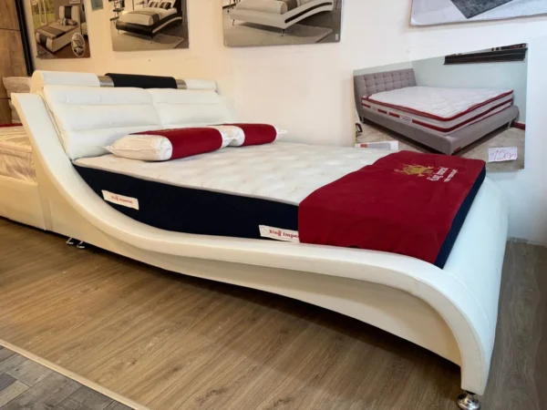 מיטה זוגית דמוי עור לבן רגליים גבוהות - פאלמה