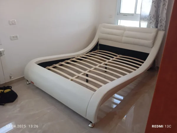 מיטה זוגית דמוי עור לבן רגליים גבוהות - פאלמה