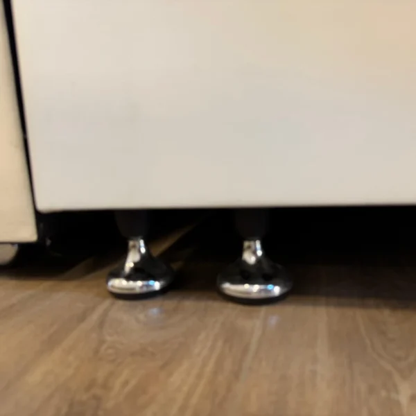 מיטה זוגית דמוי עור לבן רגליים גבוהות - פאלמה