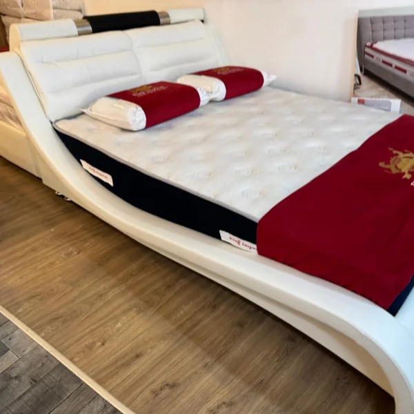 מיטה זוגית דמוי עור לבן רגליים גבוהות - פאלמה