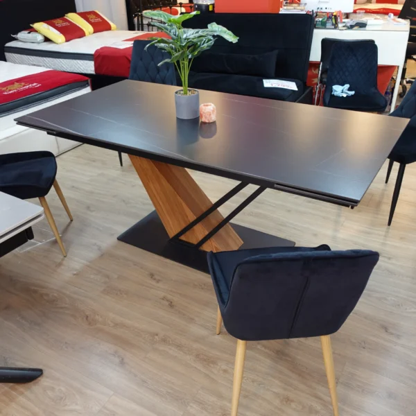 פינת אוכל קרמית נפתחת צבע שחור